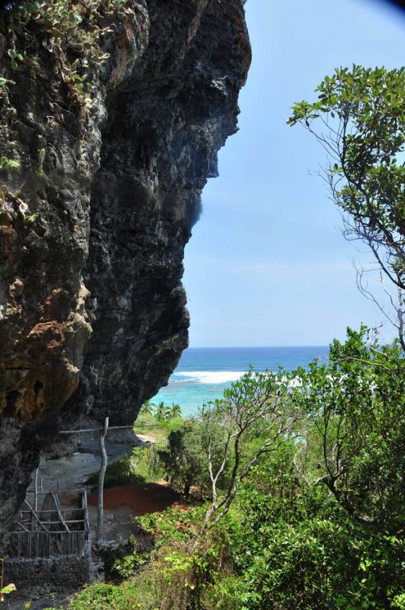 Chegando à Playa Frontón, um enorme paredão com ruínas de uma casa (perto de La Galera, na península de Samaná, litoral norte da República Dominicana)